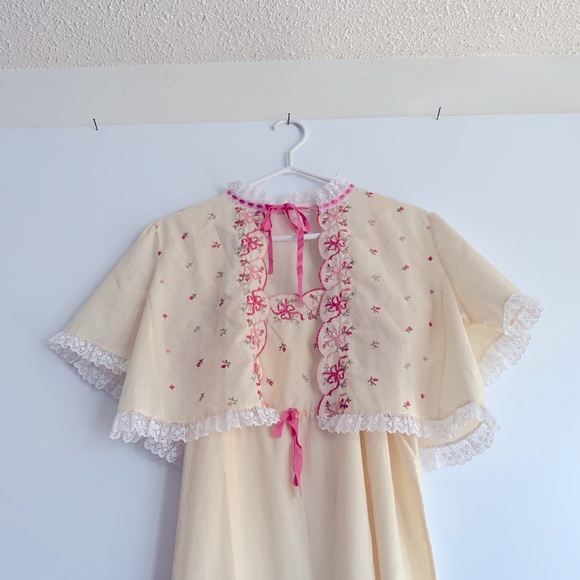 Prettiest Antique Buttercream&Pink Embroidered Cotton Nightie and Sleep Jacket - Picture 4 of 11